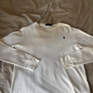 Polo ralph lauren tröja vit. - Vitt polo tröja som är riktigt snygg och nästan ny, köpt för 2199 och säljs för bra pris för den korta användingen.