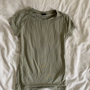 Grön t-shirt från Gina Tricot - Säljer en jättefin grön tröja från Gina tricot i storlek xs🩷 Har aldrig användt💕