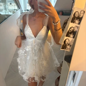 Studentklänning - Säljer min studentklänning nu!! Det är den finaste klänningen jag vet, bara burits dagen till ära, så så fin💘💘köptes för 1800kr nypris