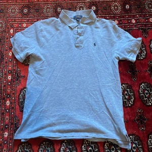 Pikétröja,Ralph lauren!! - Säljer min Ralph lauren pike som är för liten. Har bara använts fåtal gånger. Hör av er om ni har frågor. Pris går att diskutera✌️✌️