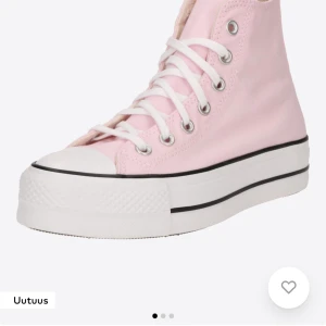 Ljusrosa Converse All Star high-top sneakers - Säljer ett par klassiska Converse All Star high-top sneakers i ljusrosa canvas med vita snören och gummisula. Skorna har rund tå, svart rand längs sulan och Converse-logga på sidan. Perfekta för dig som vill ha en stilren och tidlös look. Jag har köpte de för 90€