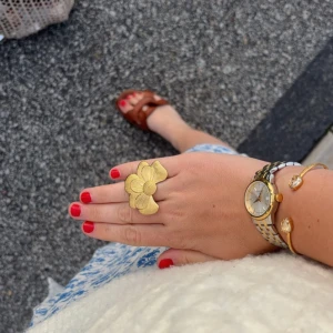 Justerbar guldring med rostfritt stål 💛 - Säljer en blomformad guldring i rostfritt stål från Raglady by Tara. Storleken går lätt att justera 💛Nypris: 399 kr 