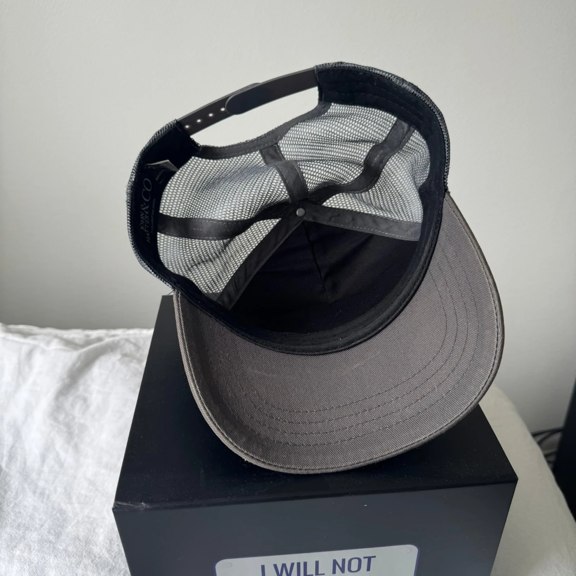 Grå metall keps från John Hatter & Co - 1