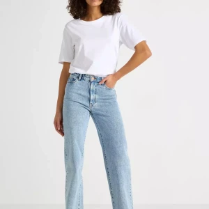 Ljusblå raka jeans - Säljer ett par klassiska ljusblå jeans med hög midja och raka ben. Jeansen har fem fickor, gylf med dragkedja och knapp samt bälteshällor. Perfekta till vardags och enkla att matcha med olika toppar.