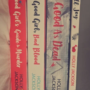 A Good Girl's Guide to Murder-serien av Holly Jackson - Säljer fyra böcker i serien 'A Good Girl's Guide to Murder' av Holly Jackson. Böckerna är pocket och har färgstarka omslag i rött, vitt och svart. Titlarna är: 'A Good Girl's Guide to Murder', 'Good Girl, Bad Blood', 'As Good As Dead' och 'Kill Joy'. Perfekt för dig som gillar spänning och mysterier. Alla är på engelska 