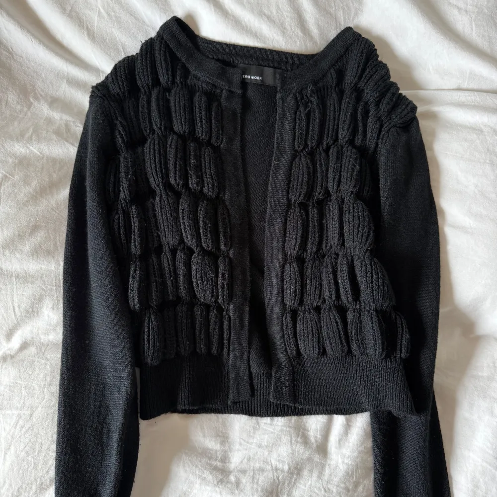 Säljer en svart stickad cardigan kofta från Vero Moda. Mysig och söt! Passar S . Neuletakit & Villapaidat.