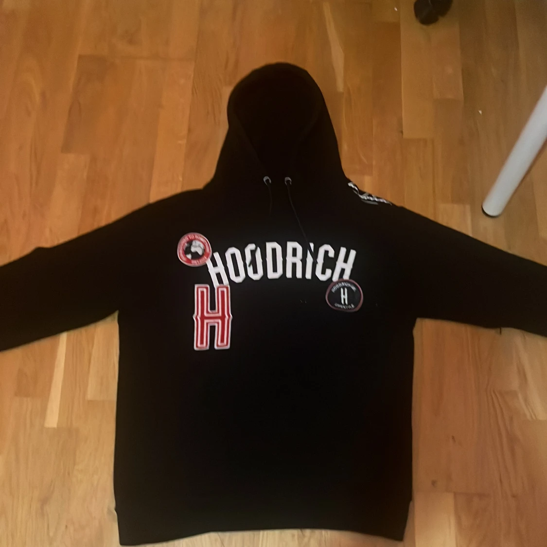 Svart hoodie från Hoodrich - 1
