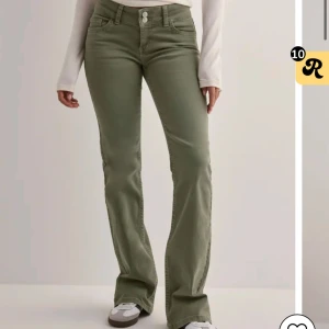 Olivgröna bootcut-byxor från Nelly - Helt nya i förpackning! Säljer då jag råkade köpa 2! Passar någon som har 34!