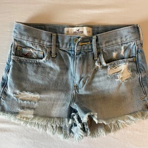 Jeansshorts från Hollister - Storlek W23, midjemått 34cm tvärs över. 