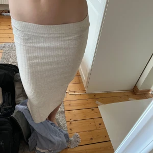 Beige ribbad långkjol - Säljer en beige ribbad långkjol med tight passform. Kjolen är midihög och har en enkel, stilren design utan synliga detaljer🩷 Jag säljer då jag tycker den har för kort passform på mig💕