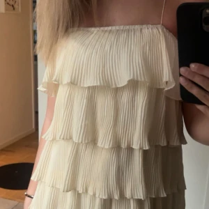 Ljus gul volangklänning - Säljer en superfin ljusgul kort volangklänning. Vet varken vart den är från eller vilken storlek den är i då lappen är bortklippt och jag köpte klänningen för snart ett år sedan. Den sitter som en S/M och passar mig bra förutom att den är för kort, vilket är förståeligt då jag är 180 cm❤️Har använt denna klänning endast två gånger🥰