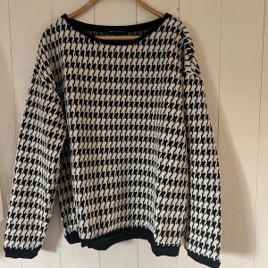 Svartvit rutig tröja - Säljer en svartvit tröja med klassiskt hundtandsmönster. Sparsamt använd!💕