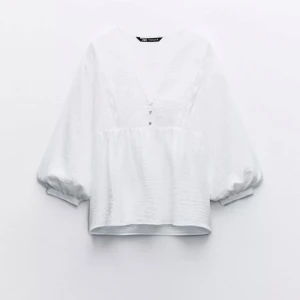 Vit blus med spetsdetaljer och v-ringning från Zara - Jättesöt somrig vit blus från Zara som inte säljs längre i nyskick!! Perfekt inför sommaren och är väldigt enkel att styla🥰 Pris går att diskutera 💓