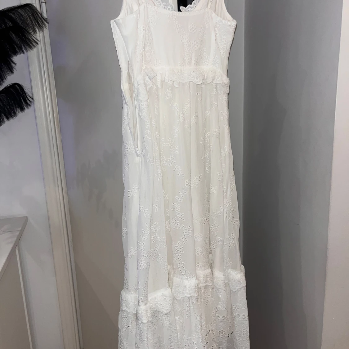 VitStudent klänning med spetsdetaljer  - 1