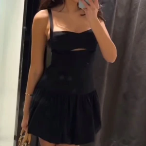 Svart kort klänning med cut-out zara  - Slutsåld zara klänning, använts 1 gång, st xs.