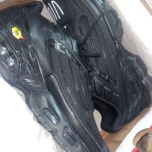 Nike tn 3 skor  - Säljer en nike tn 3 hel svarta. Köpt de när jag var i London och är typ helt nya använda få gånger.kan gå ner i pris vid snabbaffär ,vill sälja de för använder inte de efter som jag har fått par nya skor 