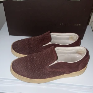 Bottega veneta skor - Tjena,säljer nu dessa galet feta bottega veneta slipons,skick 8,5/10-nypris runt 7000 Allt og medföljer⭐️ Skriv vid intresse 🙌