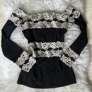 Prettt flowers topp - Jätte snygg off shoudler topp från intimissimi! Aldrig använd, storlek S 🫶🏻