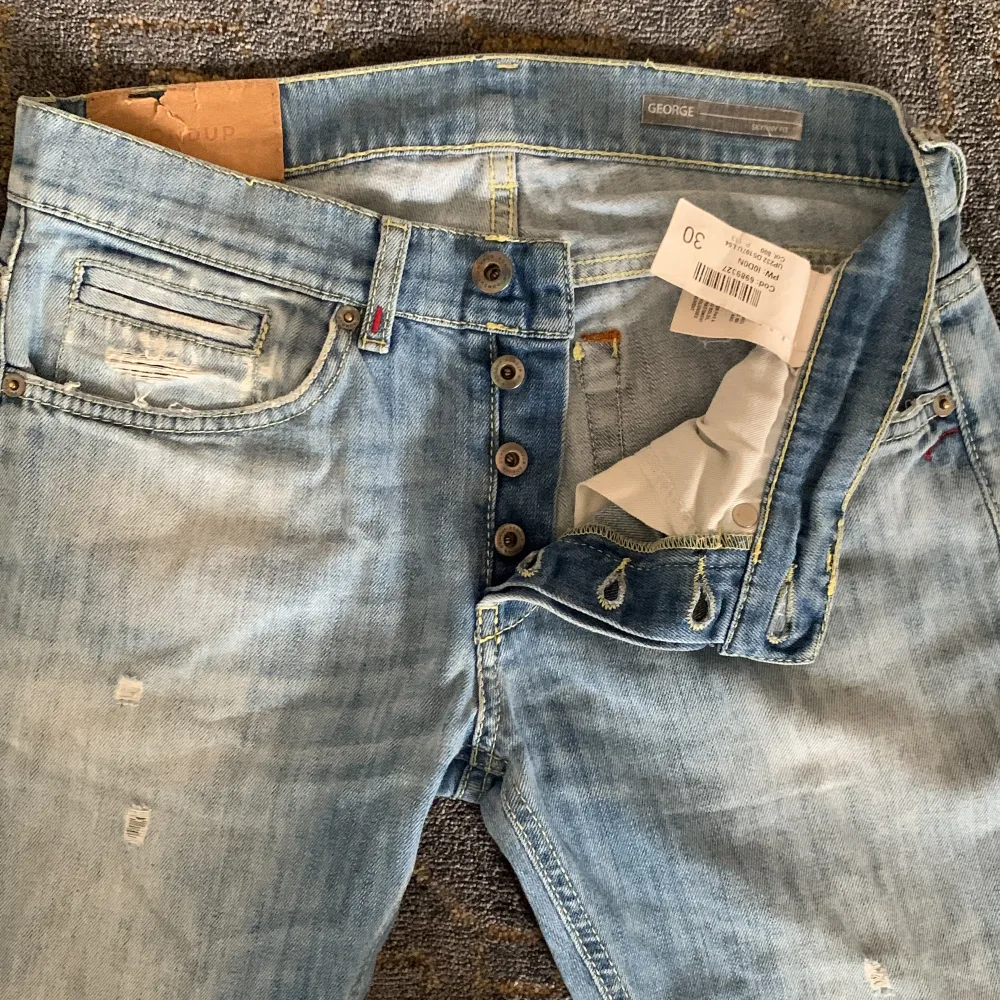 Säljer dessa snygga dondup jeansen med slitningar för endast 1199kr. Perfekta till vår och sommar. Skicket är väldigt bra förutom att det är lite slitet på insidan av jeansen (sista bilden) (8/10) och är i storlek 30. Om ni har några frågor så är det bara att höra av sig!. Farkut & Housut.