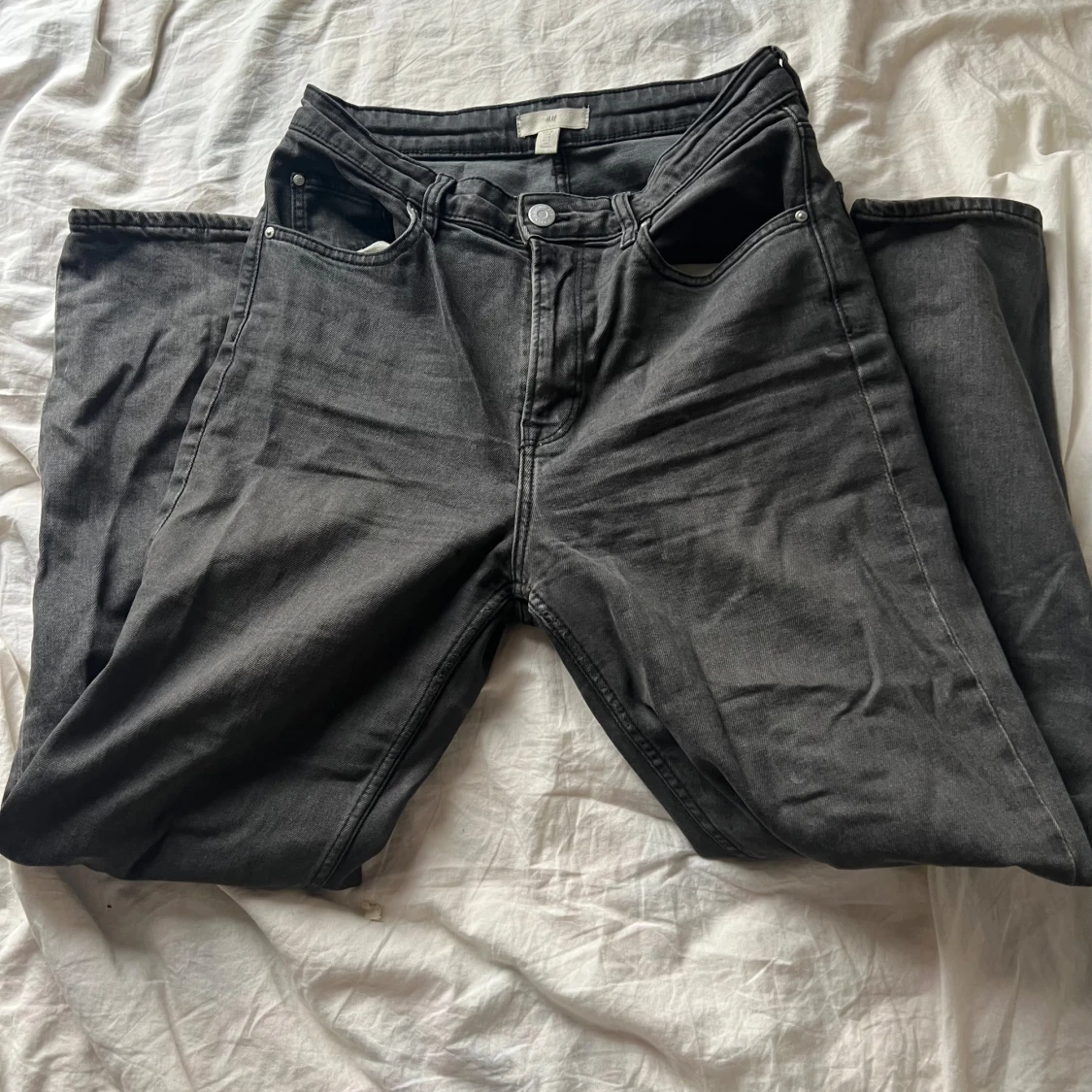 Mörkgrå jeansbyxor