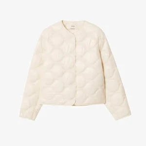 Beige quiltad mango jacka - Säljer min Quiltade mango jacka då den inte kommer till användning längre. Den är köpt här på Plick och har några defekter (Se bilder). Jackans krage har blivit lite smutsig, men det går nog lätt bort i tvätten🥰🥰