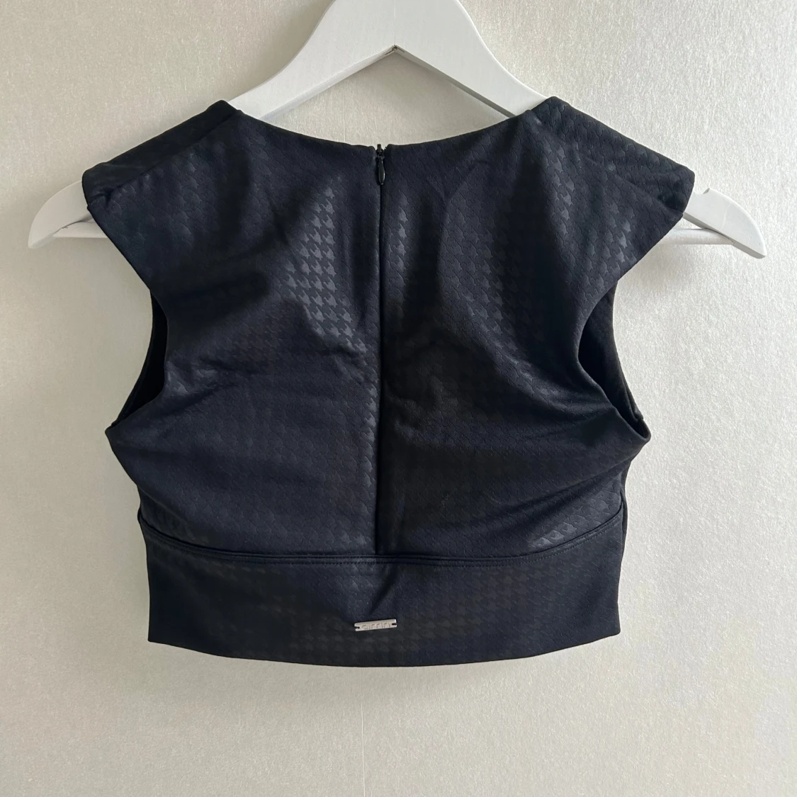 Svart croppad topp från Aim'n - 1