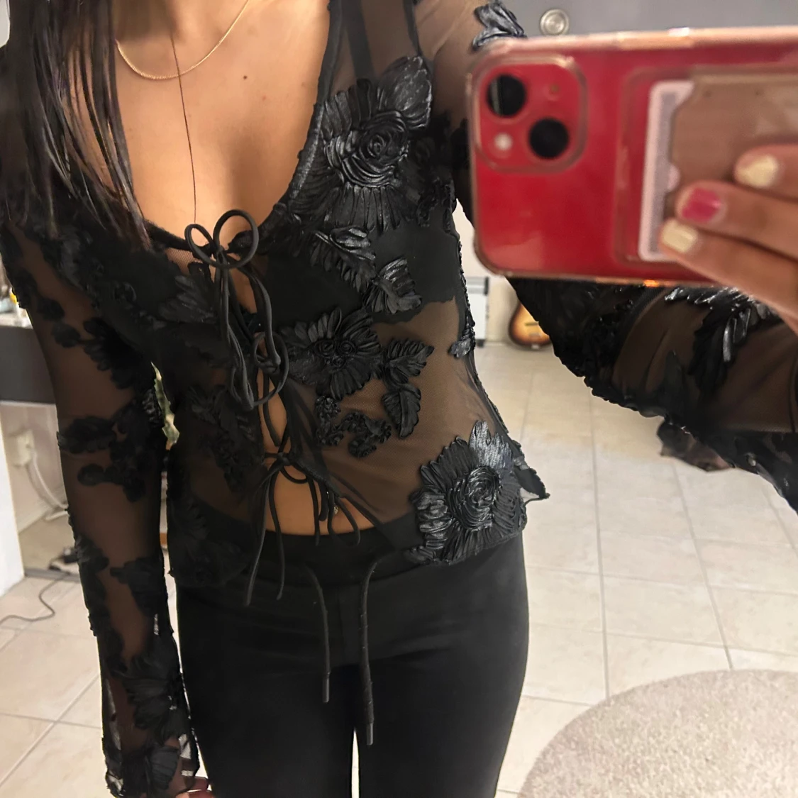 Svart knytblus med broderade blommor från Gina Tricot