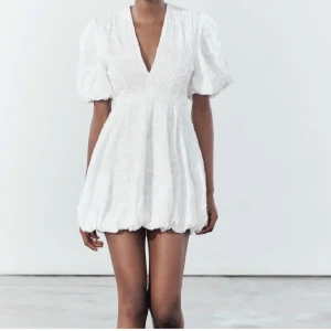 Vit kortklänning med puffärm och v-ringning - Superfin vit kortklänning med djup v-ringning och puffiga kortärmar. Passar perfekt till sommaren och studenten!!!💗skriv för fler bilder