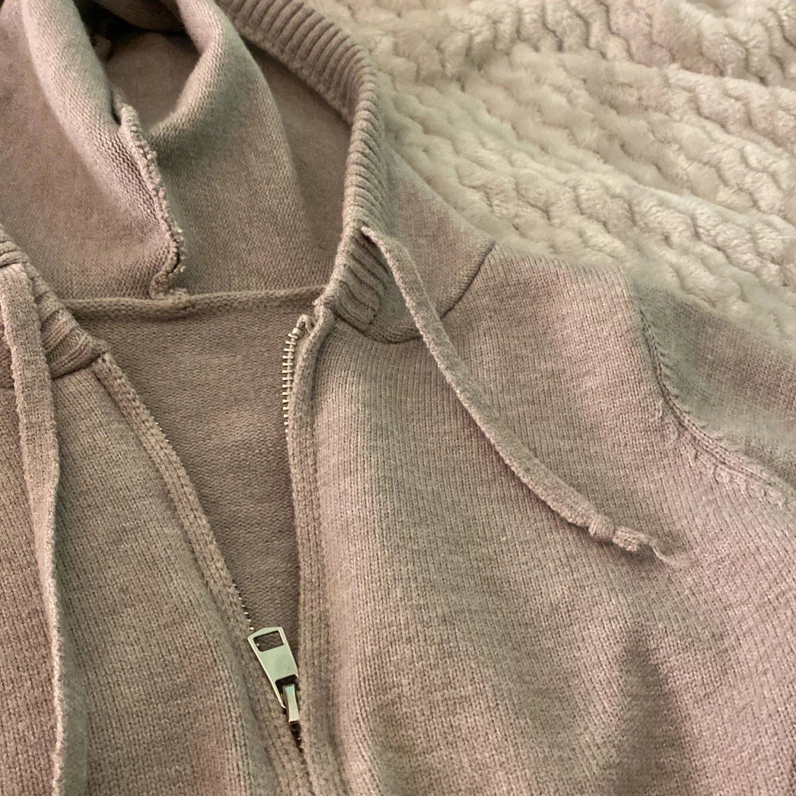 Beige stickade mjukisbyxor med bälte - 3