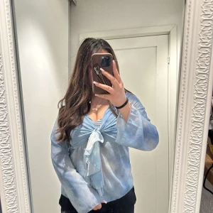 Ljusblå blus med knyt framtill - super söt blus🩵 helt ny, aldrig använt!!