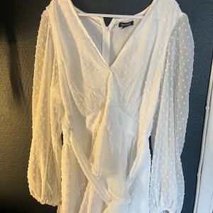 Vit långärmad klänning från Boohoo - Säljer denna klänningen som jag köpte på boohoo. Klänningen är i stl 42  och har bara använts ett fåtal tillfällen. Skriv för bilder hur den sitter på❤️