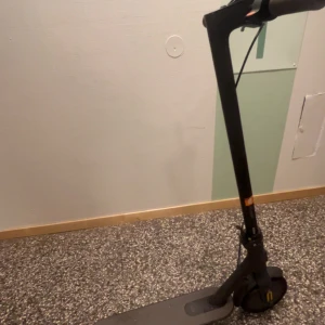 Svart elscooter från Xiaomi Mi - Säljer en svart elscooter från Xiaomi Mi med digital display som visar hastighet och batterinivå. Scootern har en robust ram, handtag med bra grepp och medföljer laddare. Perfekt för smidig transport i stan. Elscootern går 20km/h.