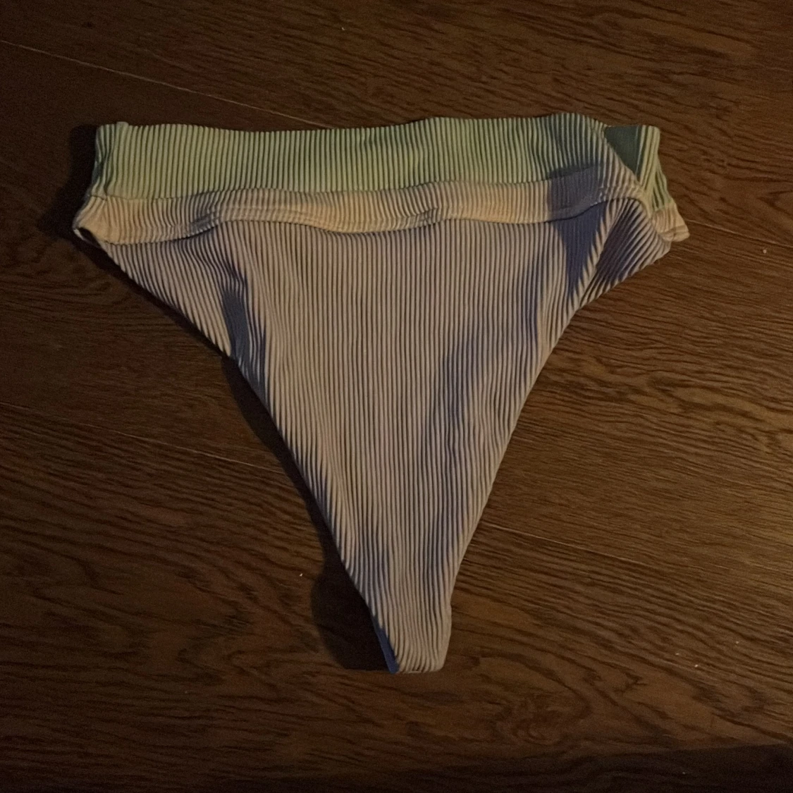 Ribbad bikiniunderdel i pastellfärger - 1