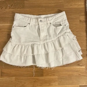 Vit volang jeanskjol  - Säljer nu en jättefin jeanskjol med volanger fårn gina tricot i storlek 36!❣️ Köpt här på plick och jag har endast testat den, säljer eftersom den var för stor skriv vid funderingar❣️