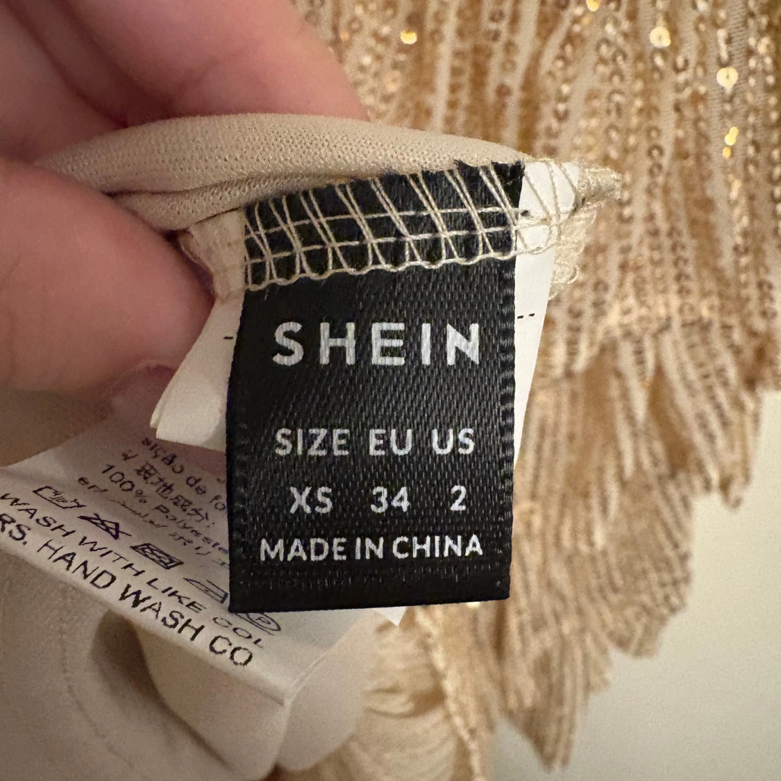 Champagnefärgad paljettklänning med volanger från SHEIN - 2