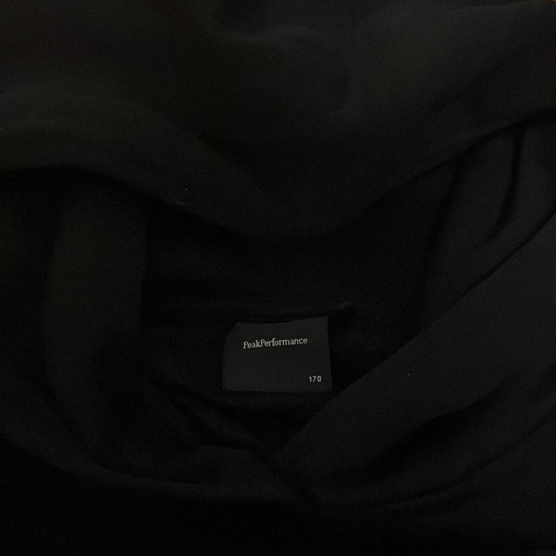Svart hoodie från Peak Performance - 1