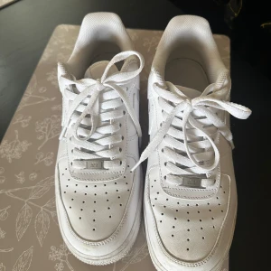 Nike Air Force 1  - Nike Air Force 1 | Storlek 39 | 9,5/10 använda ungefär 6 gånger, kan göras rent vid snabb affär. | hör av dig vid funderingar mm. 🤝🏼