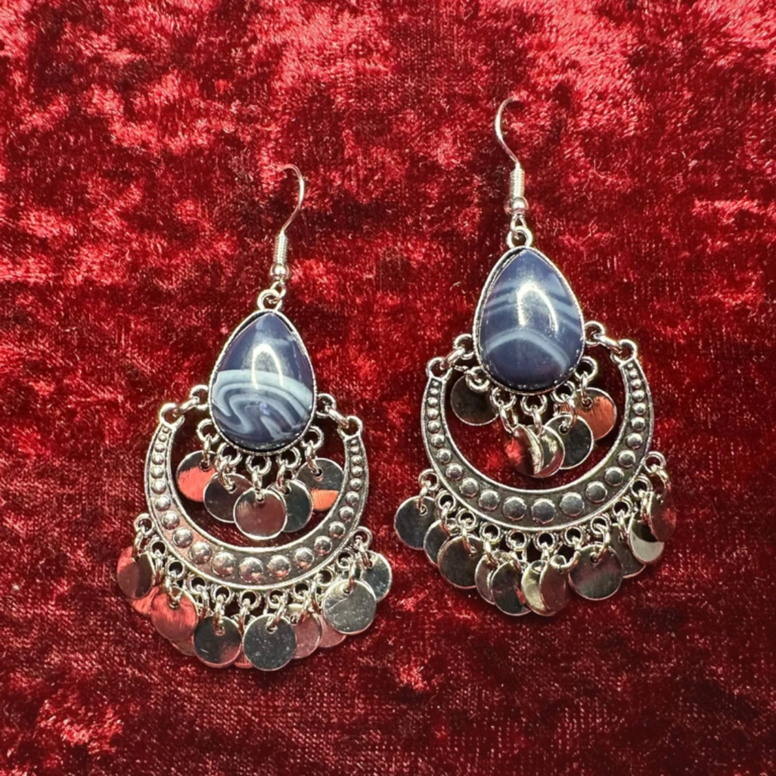 Bohemiska örhängen med blå sten, silverdetaljer och vintageinspirerad design - 1