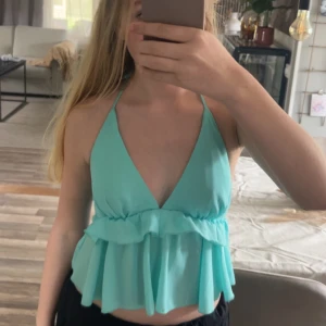 Turkos volang topp  - En jätte fin turkos volang topp med knyte i nacken 😍