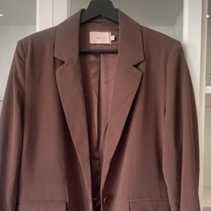 Brun blazer stl 38 Nelly - Brun blazer stl 38. Använd få tillfällen. 