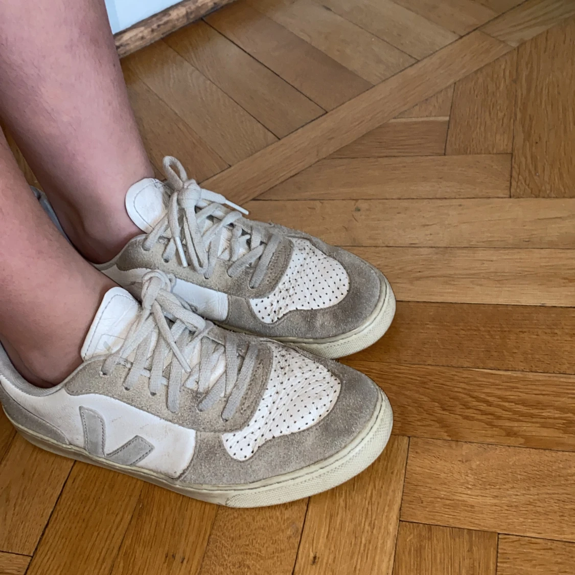 Beige och vita sneakers från Veja - 1