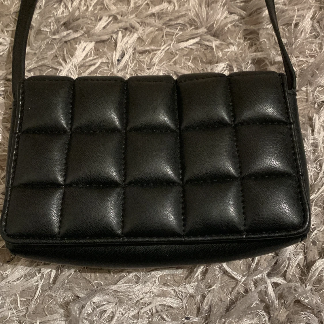 Svart quiltad axelväska - 2