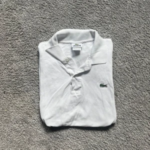 Lacoste piké - Tja! Säljer en riktigt snygg Lacoste piké som är perfekt till sommarn🤩Storlek: Small. Används ett fåtal gånger och är i ett väldigt bra skick. Nypris ca 1200kr. Mitt pris = 199kr. Känn dig fri att skriva vid frågor/funderingar! Pris alltid diskuterbart😉🤲