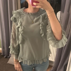 Ljusgrön blus med volangdetaljer - säljer denna gröna blusen från h&m, storlek 34