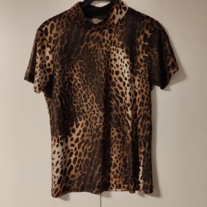 Leopardmönstrad mesh topp från Soul River - Leopardmönstrad stl M. Tunn och stretchig.