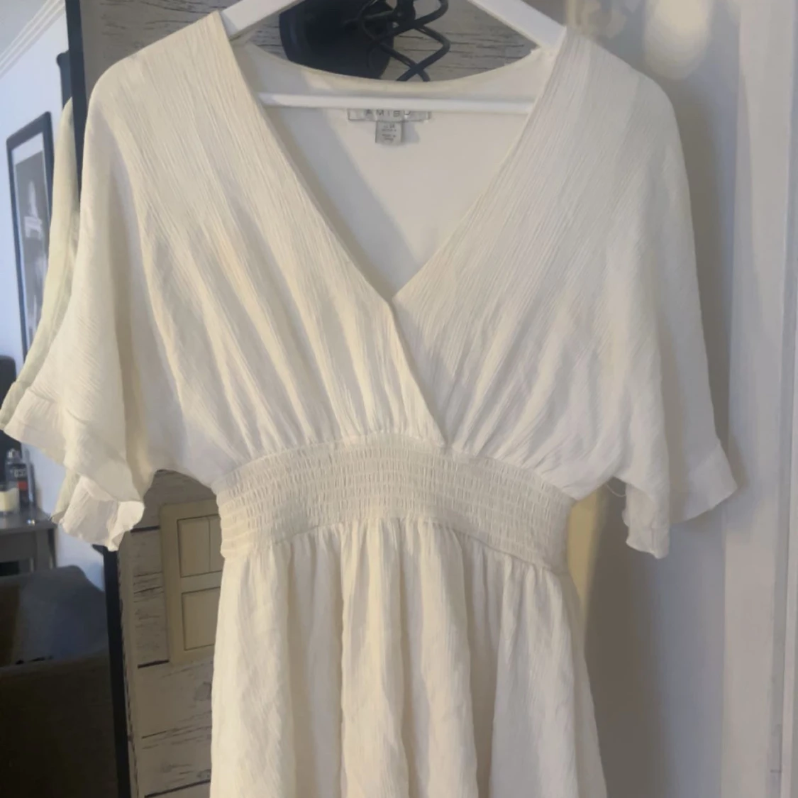 Vit omlottklänning med volang