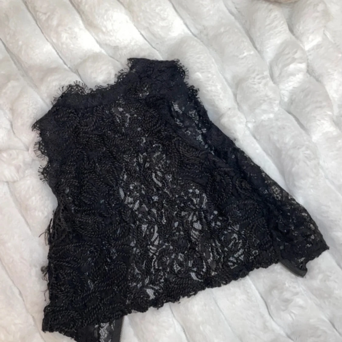 Svart spetsig croppad topp från H&M - 1