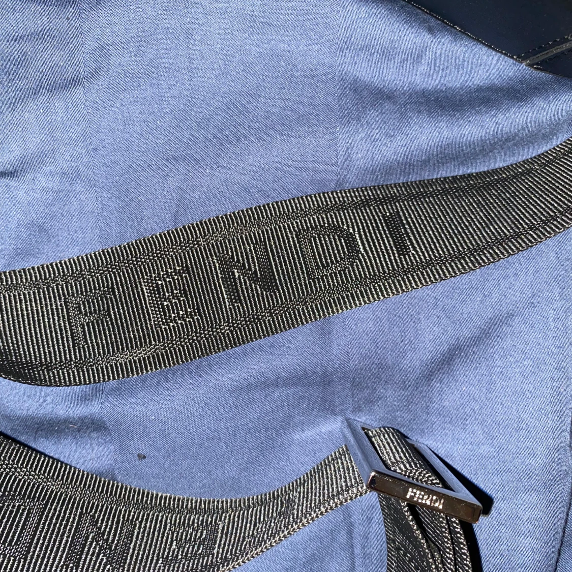 Svart axelväska från Fendi med gul detalj - 2