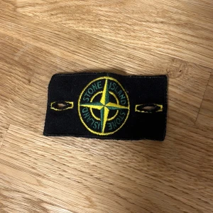 Stone Island patch i svart och gult - Säljer den klassiska ikoniska stone Island patchen från en av mina tröjor då tröjan gick sönder. Patchen är perfekt för dig som vill sätta på klädesplagg eller om du tappat bort din patch till din jacka tröja eller vad som o behöver en ny. (Högsta budaren) 
