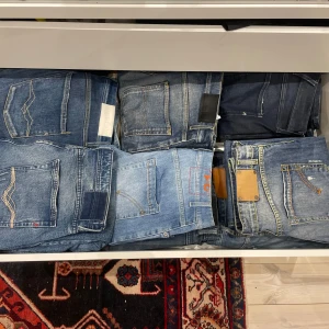 Jeans - JEANS RENSNING🚨| flera olika märken i flera olika storlekar(30-33)| märken såsom dondup, replay,neuw ,nudie mm för bra priser|flera olika färger| skriv vid preferenser  av märke,storlek,färg!🚨🚨🚨